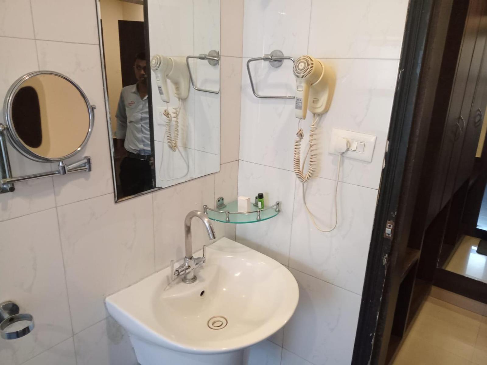 The Contour Hotel Guwahati Dış mekan fotoğraf