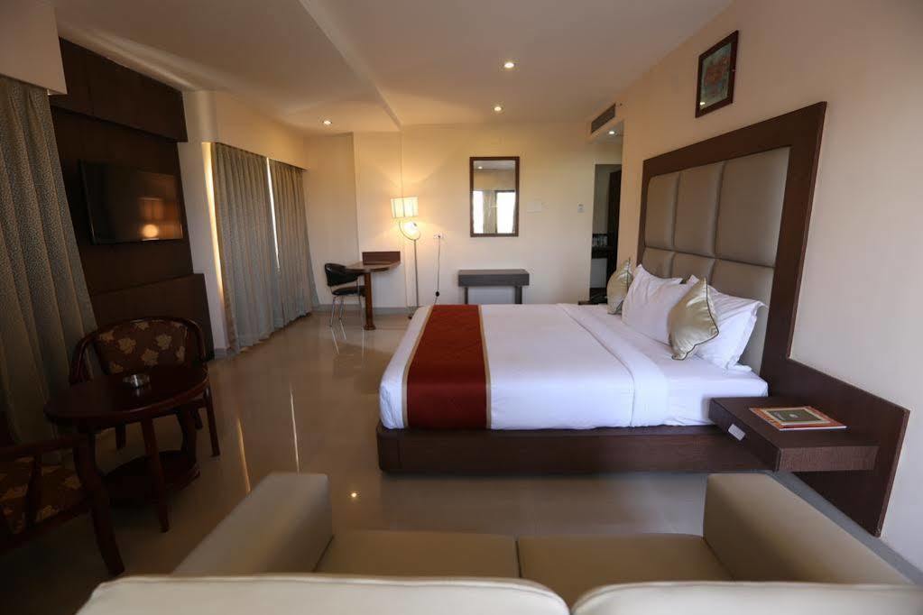 The Contour Hotel Guwahati Dış mekan fotoğraf
