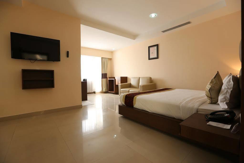 The Contour Hotel Guwahati Dış mekan fotoğraf