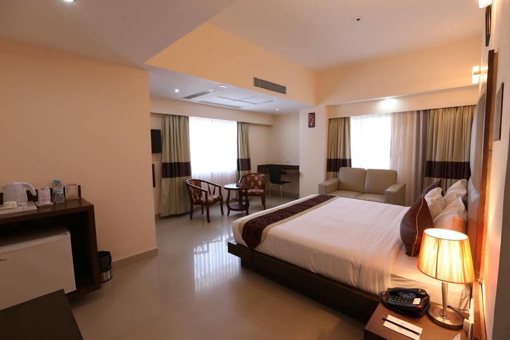 The Contour Hotel Guwahati Dış mekan fotoğraf