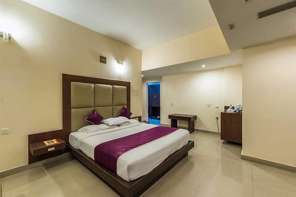 The Contour Hotel Guwahati Dış mekan fotoğraf